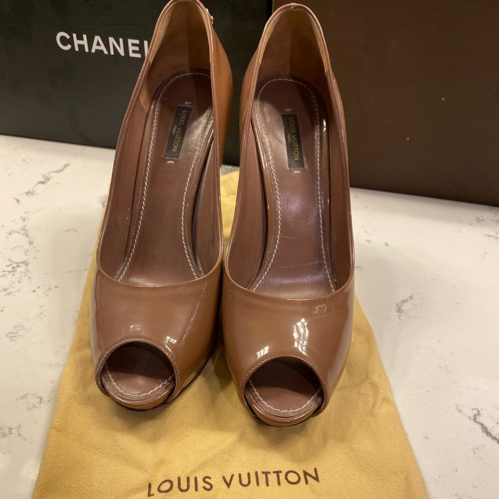Louis Vuitton Lock Pump - Like New - Guaranteed Authentic - Picture 2 of 7